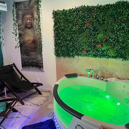 Maison Prestige Le Donjon Des Plaisirs Jacuzzi Montluel Kültér fotó