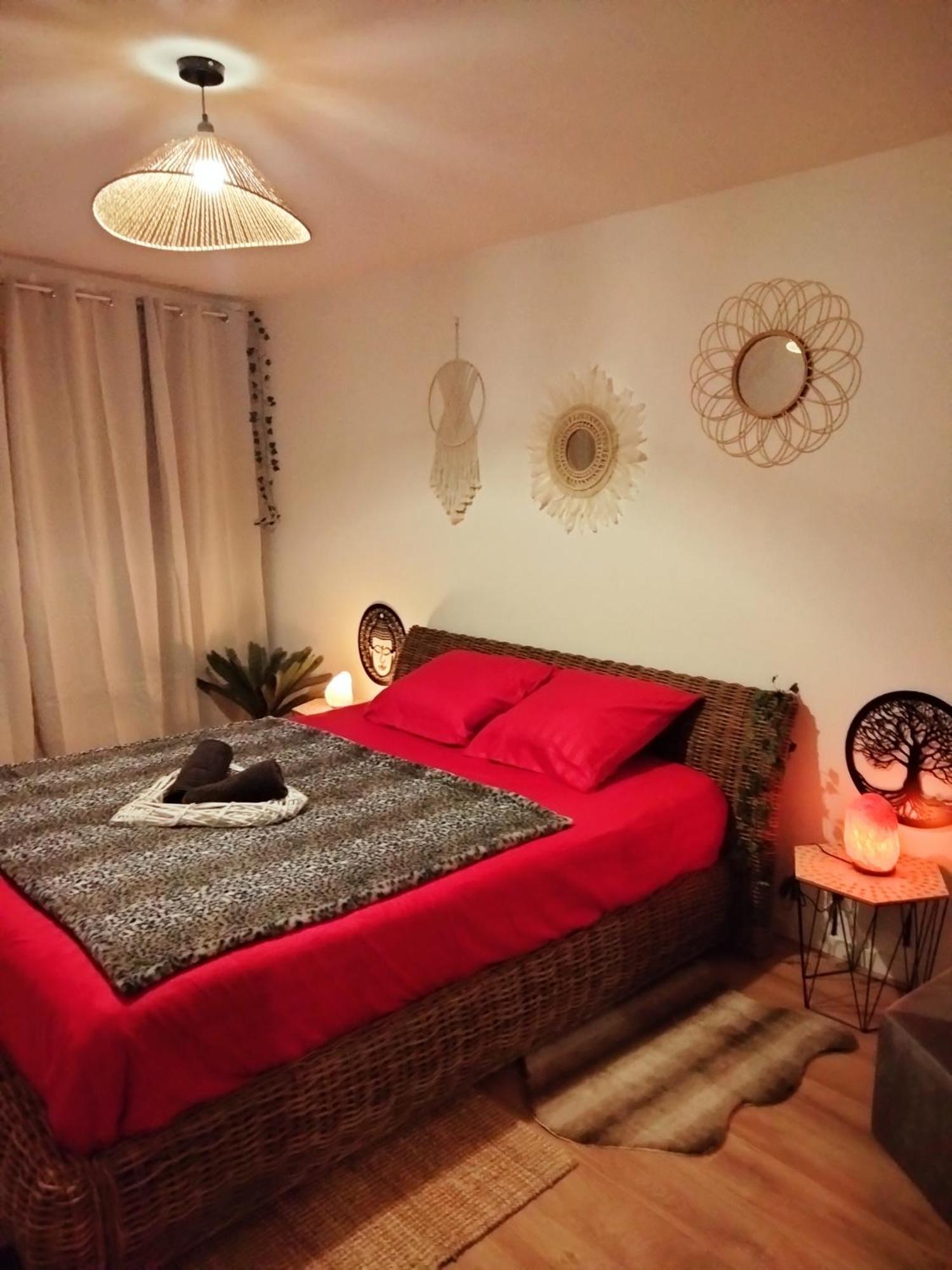 Maison Prestige Le Donjon Des Plaisirs Jacuzzi Montluel Kültér fotó