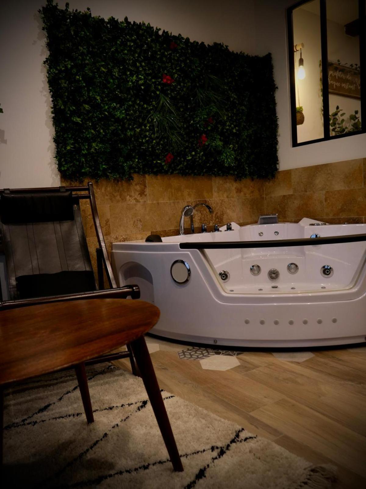 Maison Prestige Le Donjon Des Plaisirs Jacuzzi Montluel Kültér fotó