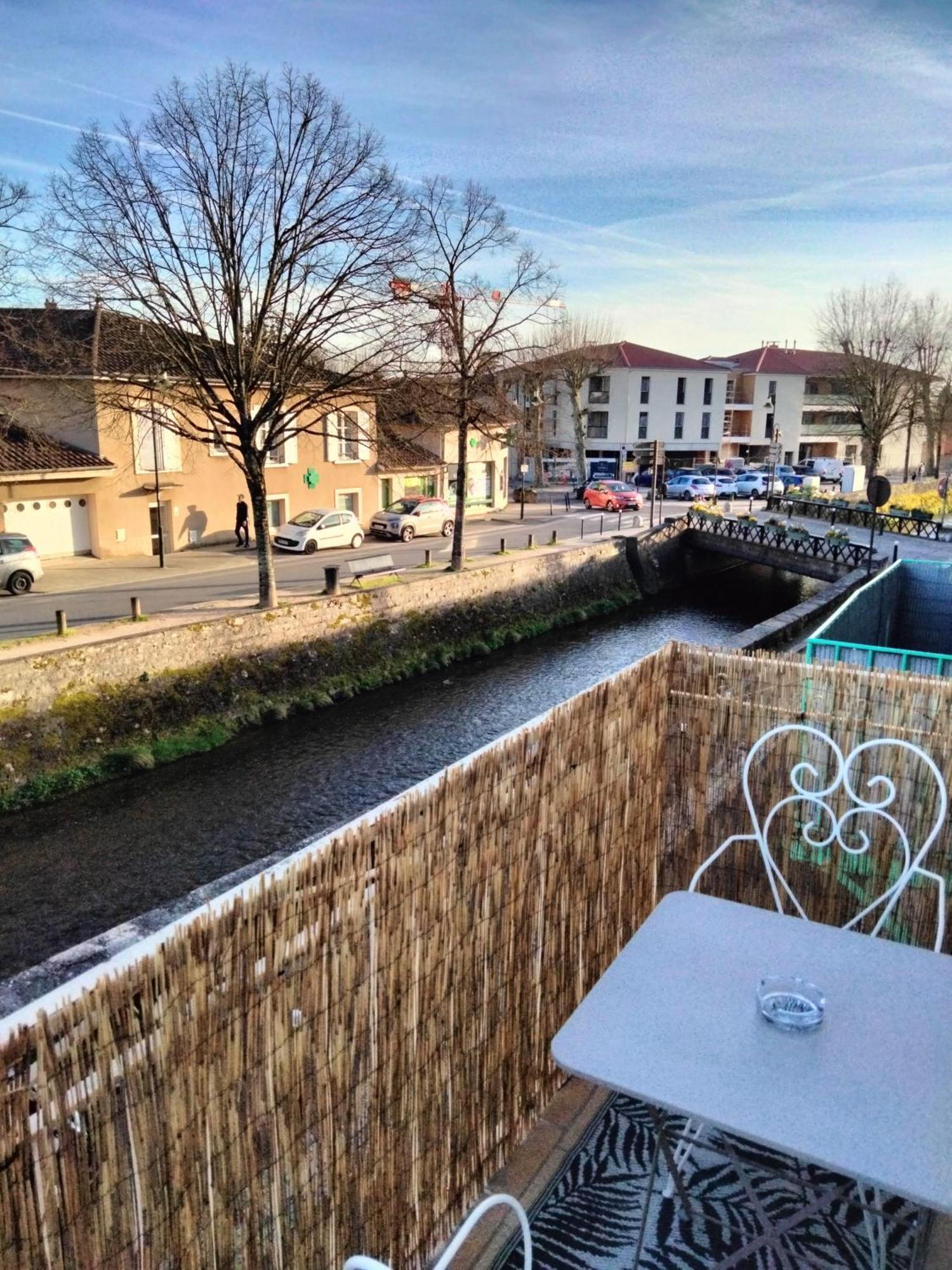 Maison Prestige Le Donjon Des Plaisirs Jacuzzi Montluel Kültér fotó