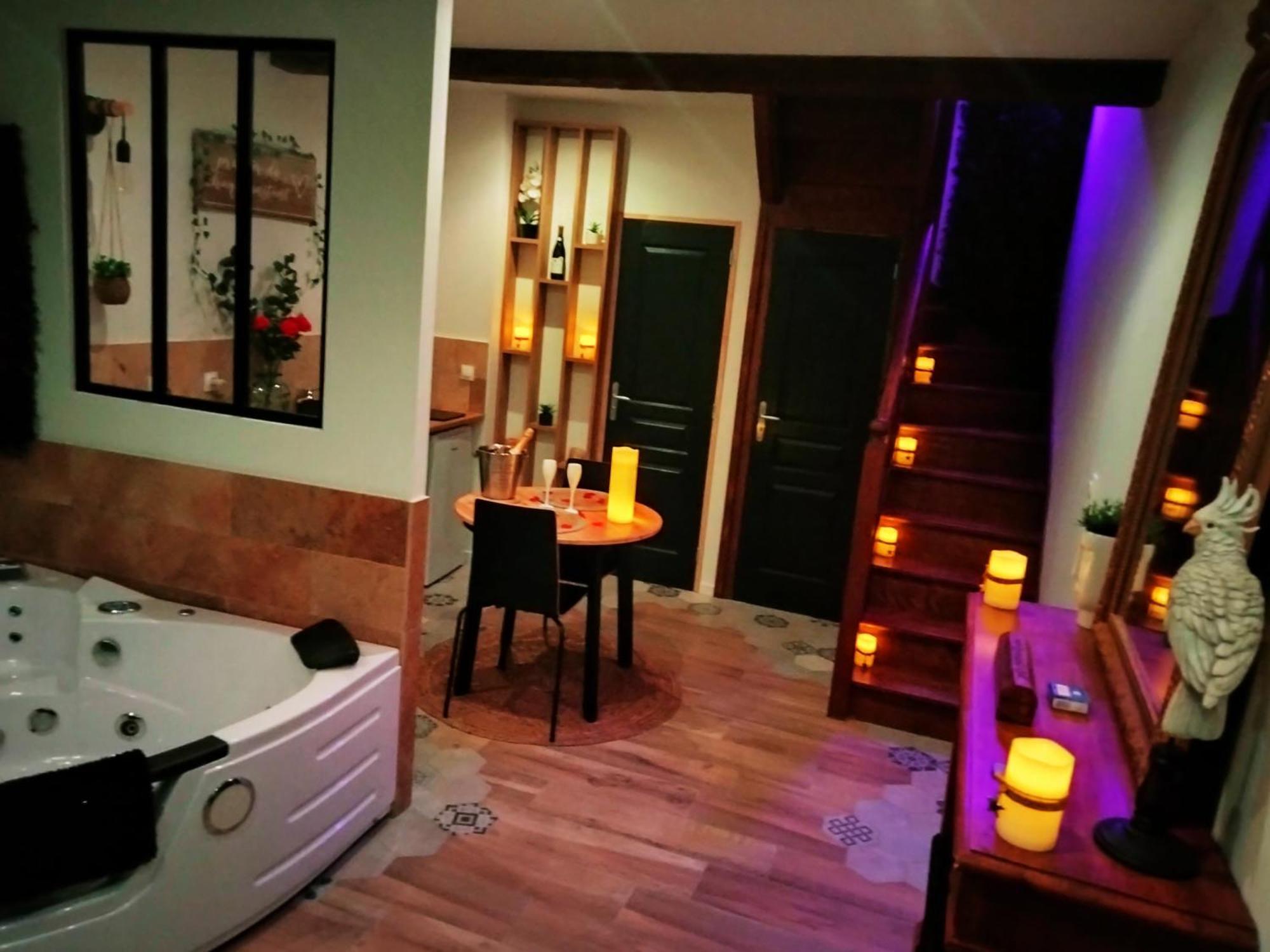 Maison Prestige Le Donjon Des Plaisirs Jacuzzi Montluel Kültér fotó