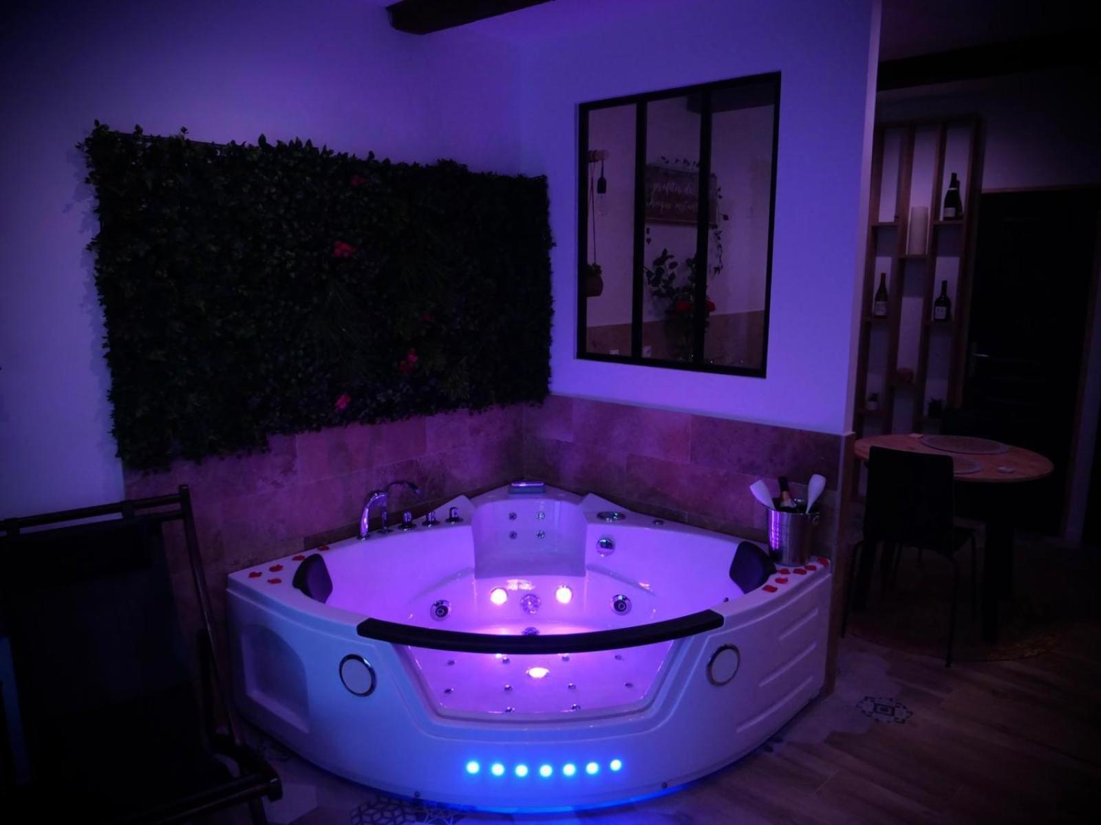 Maison Prestige Le Donjon Des Plaisirs Jacuzzi Montluel Kültér fotó