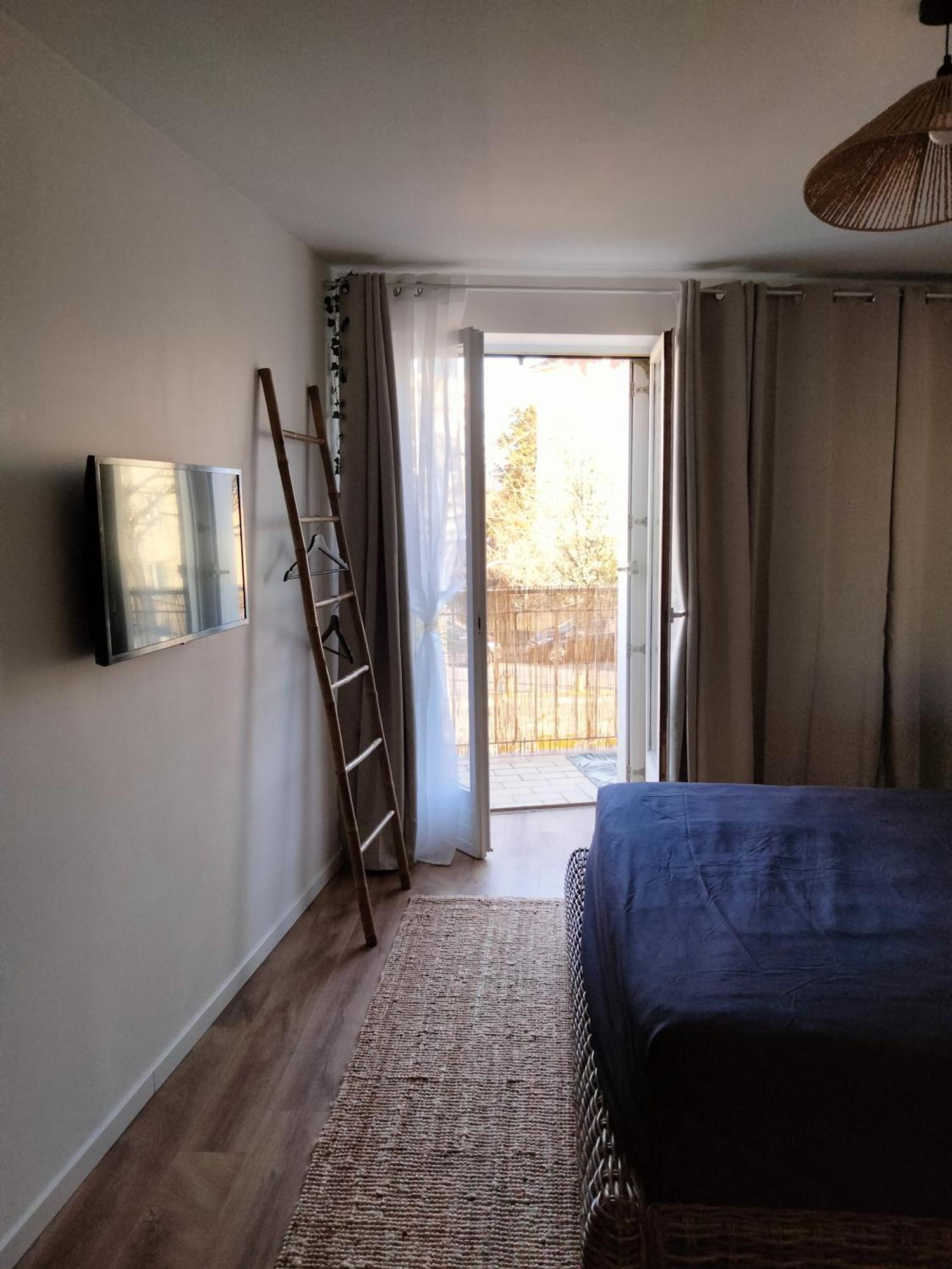 Maison Prestige Le Donjon Des Plaisirs Jacuzzi Montluel Kültér fotó