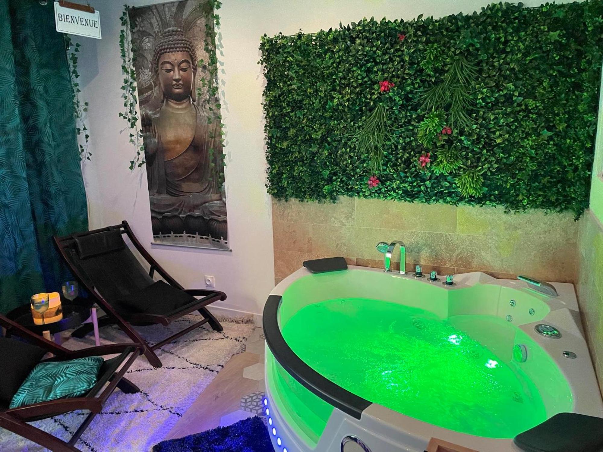 Maison Prestige Le Donjon Des Plaisirs Jacuzzi Montluel Kültér fotó
